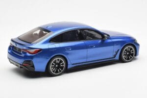 BMW i4 M50 G26 Zils Otto 1:18 OT453 Sveķi — attēls 2 no 6