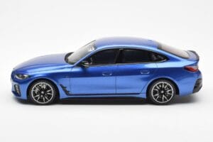 BMW i4 M50 G26 Zils Otto 1:18 OT453 Sveķi — attēls 3 no 6