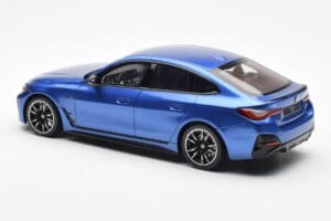 BMW i4 M50 G26 Zils Otto 1:18 OT453 Sveķi — attēls 5 no 6
