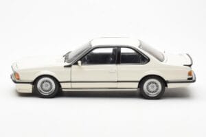 BMW M635 CSi E24 Balts Dealer Edition AUTOart 1:18 80430145829 Metāls — attēls 4 no 8