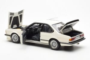 BMW M635 CSi E24 Balts Dealer Edition AUTOart 1:18 80430145829 Metāls — attēls 5 no 8