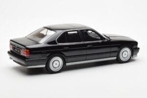 BMW M5 E34 Melns Otto 1:18 OT690 Sveķi — attēls 2 no 6