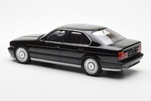 BMW M5 E34 Melns Otto 1:18 OT690 Sveķi — attēls 5 no 6