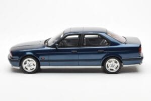 BMW M5 E34 Zils Metallic Otto 1:18 OT576 Sveķi — attēls 3 no 6
