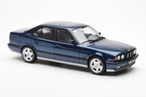 BMW M5 E34 Zils Metallic Otto 1:18 OT576 Sveķi — attēls 4 no 6