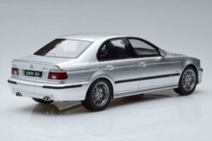 BMW M5 E39 Sudrabs Otto 1:18 OT747B Sveķi — attēls 2 no 7
