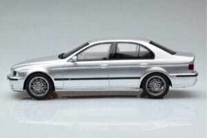 BMW M5 E39 Sudrabs Otto 1:18 OT747B Sveķi — attēls 3 no 7