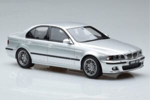 BMW M5 E39 Sudrabs Otto 1:18 OT747B Sveķi — attēls 4 no 7