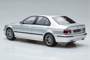 BMW M5 E39 Sudrabs Otto 1:18 OT747B Sveķi — attēls 5 no 7