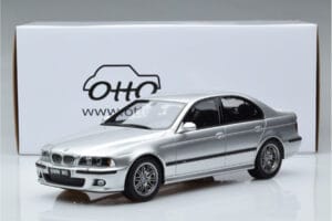 BMW M5 E39 Sudrabs Otto 1:18 OT747B Sveķi — attēls 7 no 7