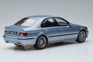 BMW M5 E39 Silverwater Zils Otto 1:18 OT554 Sveķi — attēls 2 no 6
