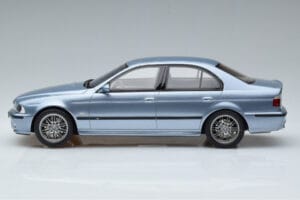 BMW M5 E39 Silverwater Zils Otto 1:18 OT554 Sveķi — attēls 3 no 6