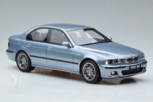 BMW M5 E39 Silverwater Zils Otto 1:18 OT554 Sveķi — attēls 4 no 6