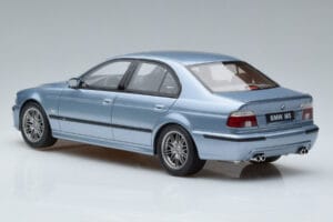 BMW M5 E39 Silverwater Zils Otto 1:18 OT554 Sveķi — attēls 5 no 6