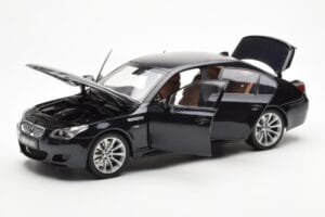 BMW M5 E60 Carbon Melns Kyosho 1:18 08593BK Metāls — attēls 2 no 8