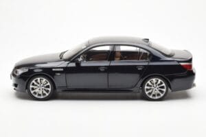BMW M5 E60 Carbon Melns Kyosho 1:18 08593BK Metāls — attēls 4 no 8