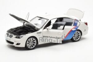 BMW M5 E60 Ring Taxi Nurburgring Kyosho 1:18 08593RT Metāls — attēls 2 no 8