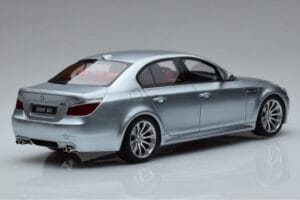 BMW M5 E60 Sudrabs Otto 1:18 OT426 Sveķi — attēls 2 no 6