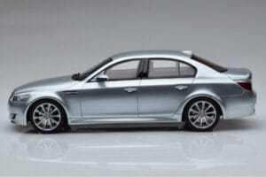BMW M5 E60 Sudrabs Otto 1:18 OT426 Sveķi — attēls 3 no 6