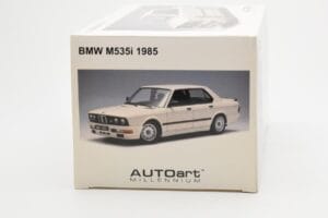 BMW M535i E28 Alpine Balts AUTOart 1:18 75161 Metāls — attēls 9 no 10