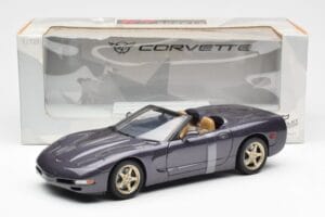 Chevrolet Corvette C5 Kabriolets Violets Perlamutra Metaliks UT Models 1:18 21010 Metāls — attēls 6 no 6