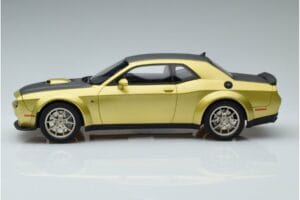 Dodge Challenger R/T Scat Pack Widebody 50. Gadadiena GT Spirit 1:18 GT411 Sveķi — attēls 3 no 6