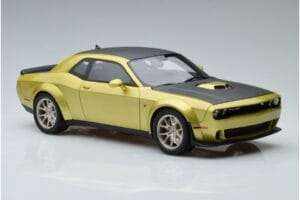 Dodge Challenger R/T Scat Pack Widebody 50. Gadadiena GT Spirit 1:18 GT411 Sveķi — attēls 4 no 6