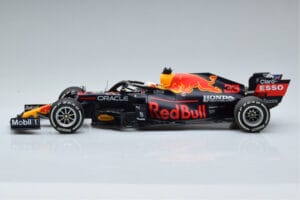 Red Bull Racing RB16B #33 M. Verstappen Abu Dhabi GP F1 World Champion 2021 Minichamps 1:18 110212333 Metāls — attēls 3 no 6