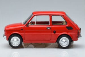 Fiat 126 Sarkans MCG 1:18 MCG18323 Metāls — attēls 3 no 6