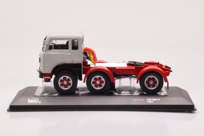 Fiat 690 T1 Balts IXO 1:43
