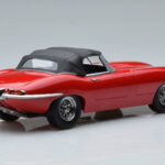 Jaguar E-Type Series 1 Roadster Sarkans KK-Scale 1:18 - image 2 of 6