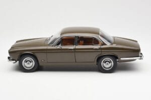 Jaguar XJ6 Series 1 4.2 Sable Brūns Paragon 1:18 2011004 Metāls — attēls 4 no 8