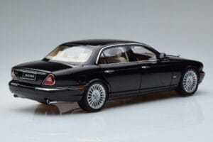 Jaguar XJ6 X350 Ebony Melns Almost Real 1:18 810501 Metāls — attēls 3 no 11