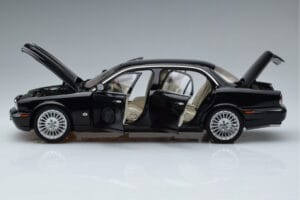 Jaguar XJ6 X350 Ebony Melns Almost Real 1:18 810501 Metāls — attēls 4 no 11