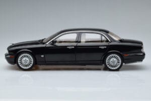 Jaguar XJ6 X350 Ebony Melns Almost Real 1:18 810501 Metāls — attēls 5 no 11