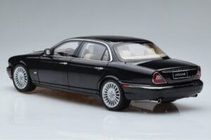 Jaguar XJ6 X350 Ebony Melns Almost Real 1:18 810501 Metāls — attēls 6 no 11