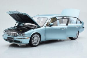 Jaguar XJ6 X350 Seafrost Gaiši Zils Almost Real 1:18 810503 Metāls — attēls 2 no 11