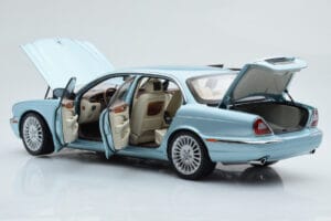 Jaguar XJ6 X350 Seafrost Gaiši Zils Almost Real 1:18 810503 Metāls — attēls 3 no 11