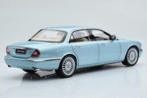 Jaguar XJ6 X350 Seafrost Gaiši Zils Almost Real 1:18 810503 Metāls — attēls 4 no 11