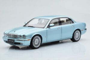 Jaguar XJ6 X350 Seafrost Gaiši Zils Almost Real 1:18 810503