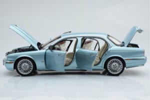 Jaguar XJ6 X350 Seafrost Gaiši Zils Almost Real 1:18 810503 Metāls — attēls 5 no 11