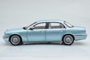 Jaguar XJ6 X350 Seafrost Gaiši Zils Almost Real 1:18 810503 Metāls — attēls 6 no 11