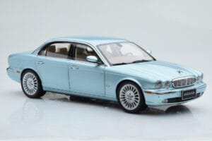 Jaguar XJ6 X350 Seafrost Gaiši Zils Almost Real 1:18 810503 Metāls — attēls 7 no 11