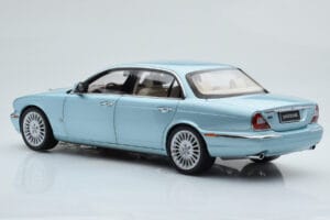 Jaguar XJ6 X350 Seafrost Gaiši Zils Almost Real 1:18 810503 Metāls — attēls 8 no 11