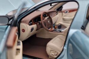 Jaguar XJ6 X350 Seafrost Gaiši Zils Almost Real 1:18 810503 Metāls — attēls 9 no 11