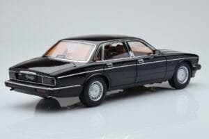 Jaguar XJ6 XJ40 Ebony Melns Almost Real 1:18 810543 Metāls — attēls 3 no 11