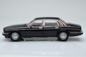 Jaguar XJ6 XJ40 Ebony Melns Almost Real 1:18 810543 Metāls — attēls 4 no 11
