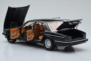 Jaguar XJ6 XJ40 Ebony Melns Almost Real 1:18 810543 Metāls — attēls 5 no 11