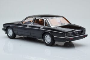 Jaguar XJ6 XJ40 Ebony Melns Almost Real 1:18 810543 Metāls — attēls 7 no 11