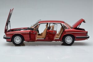 Jaguar XJ6 XJ40 Flamenco Sarkans Almost Real 1:18 810541 Metāls — attēls 4 no 11